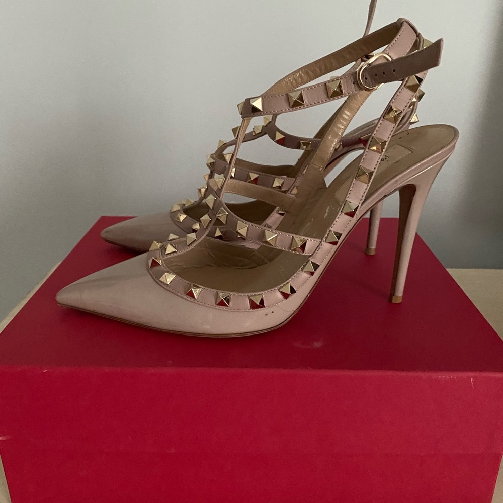 Valentino Patent Rockstud Caged Pump 100mm- Poudre